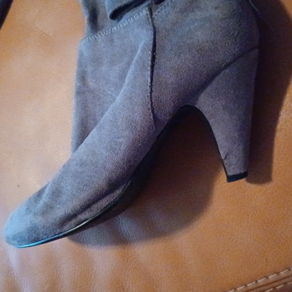 💙🌺Gray Suede Over The Knee Boots - Picture 3 of 14